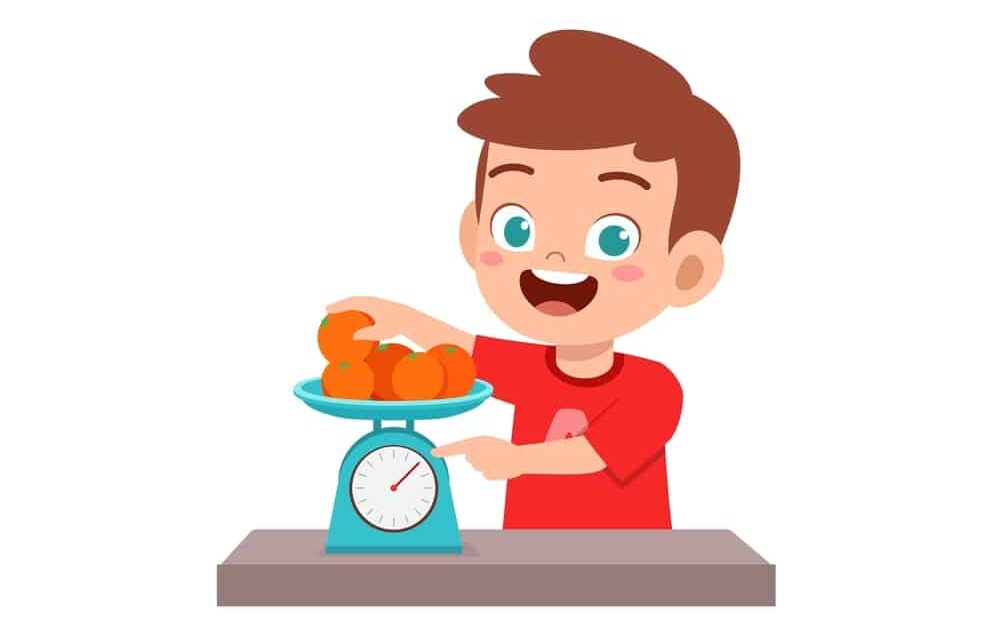 پسر بچه یی که سیب ها را بالای ترازو گذاشته است