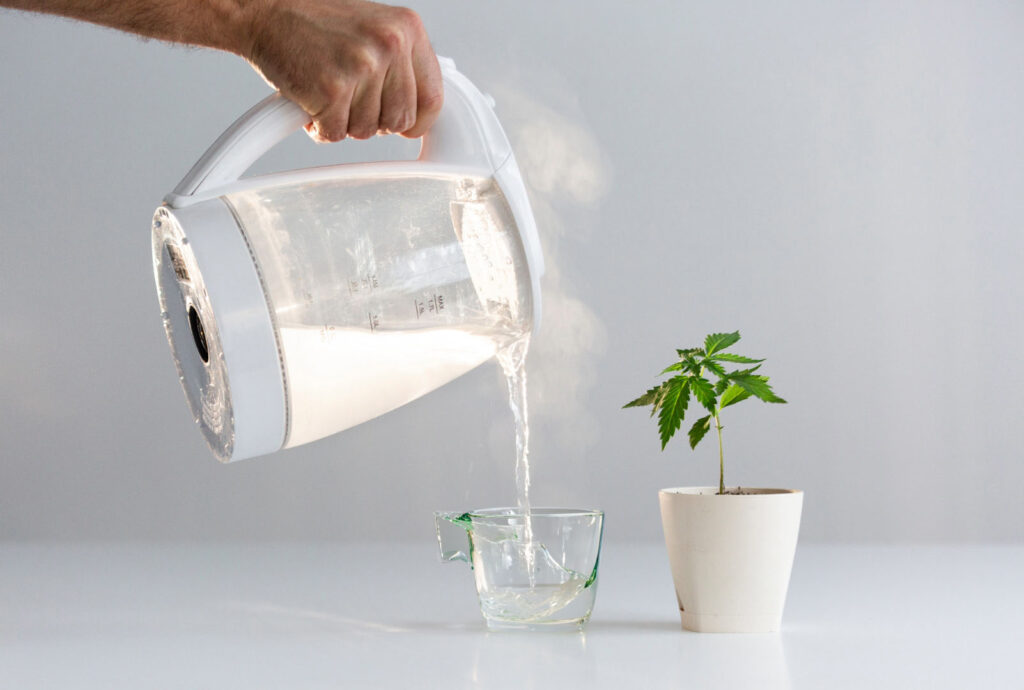 گیلاس سرد شکسته شده توسط آب جوش که داخل آن ریخته میشود به دلیل عملیه انبساط